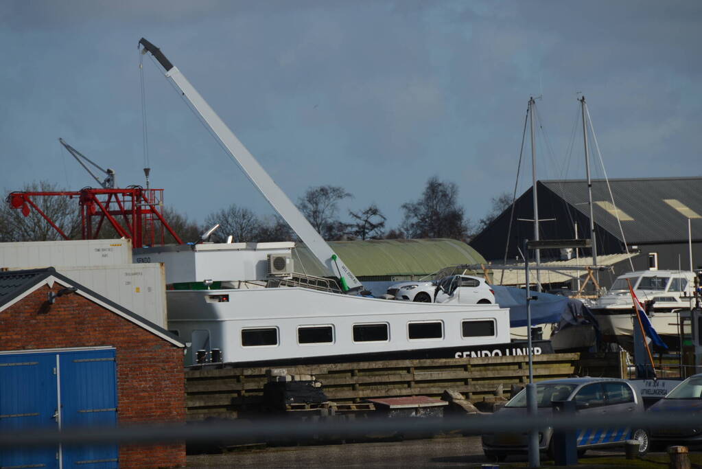 Containerschip vaart tegen brug Burgumerdaam