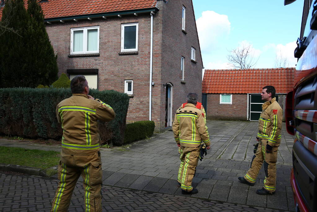 Brandweer en monteurs doen onderzoek naar gaslek