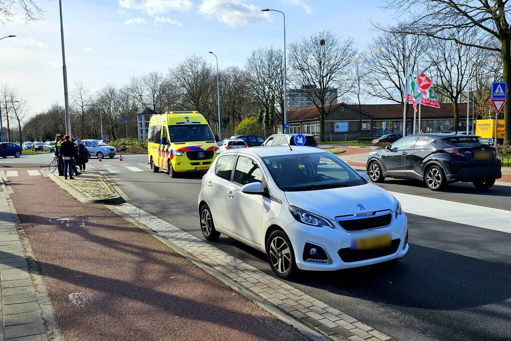E-bike aangereden op rotonde door automobilist