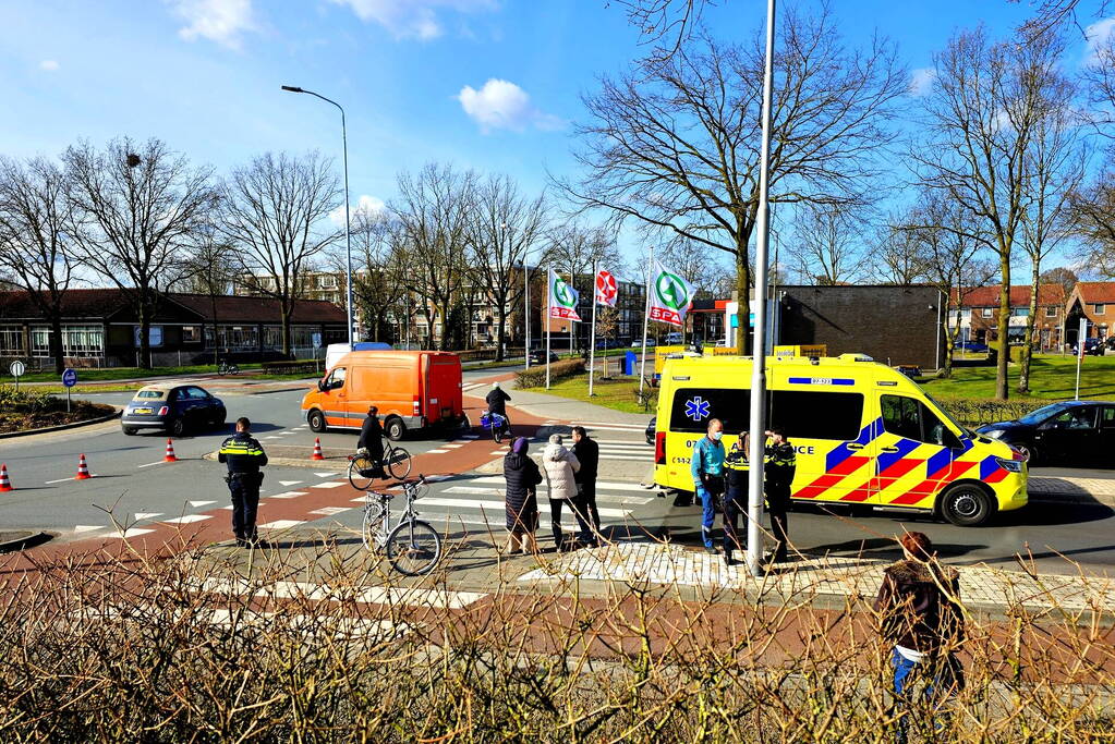 E-bike aangereden op rotonde door automobilist