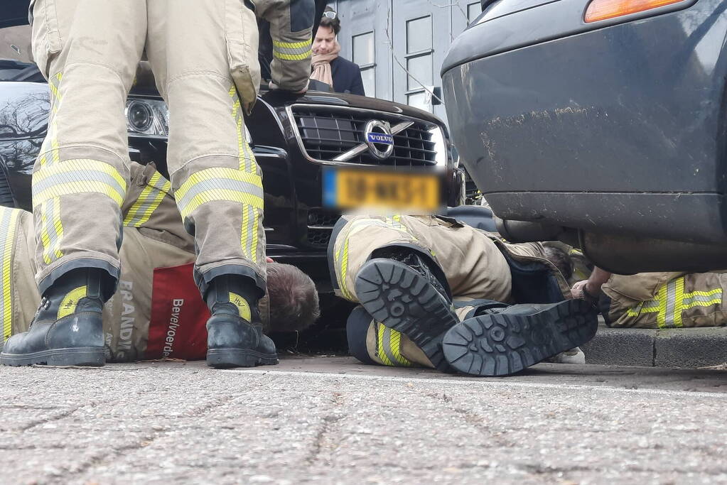 Brandweer bevrijdt kat uit motorcompartiment