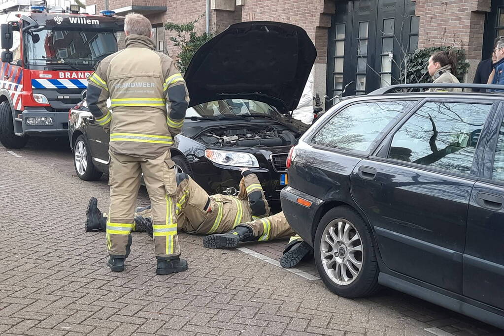 Brandweer bevrijdt kat uit motorcompartiment