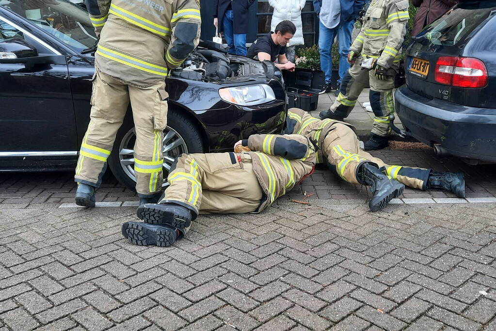 Brandweer bevrijdt kat uit motorcompartiment
