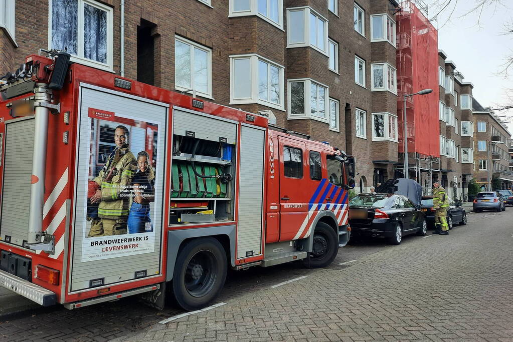 Brandweer bevrijdt kat uit motorcompartiment