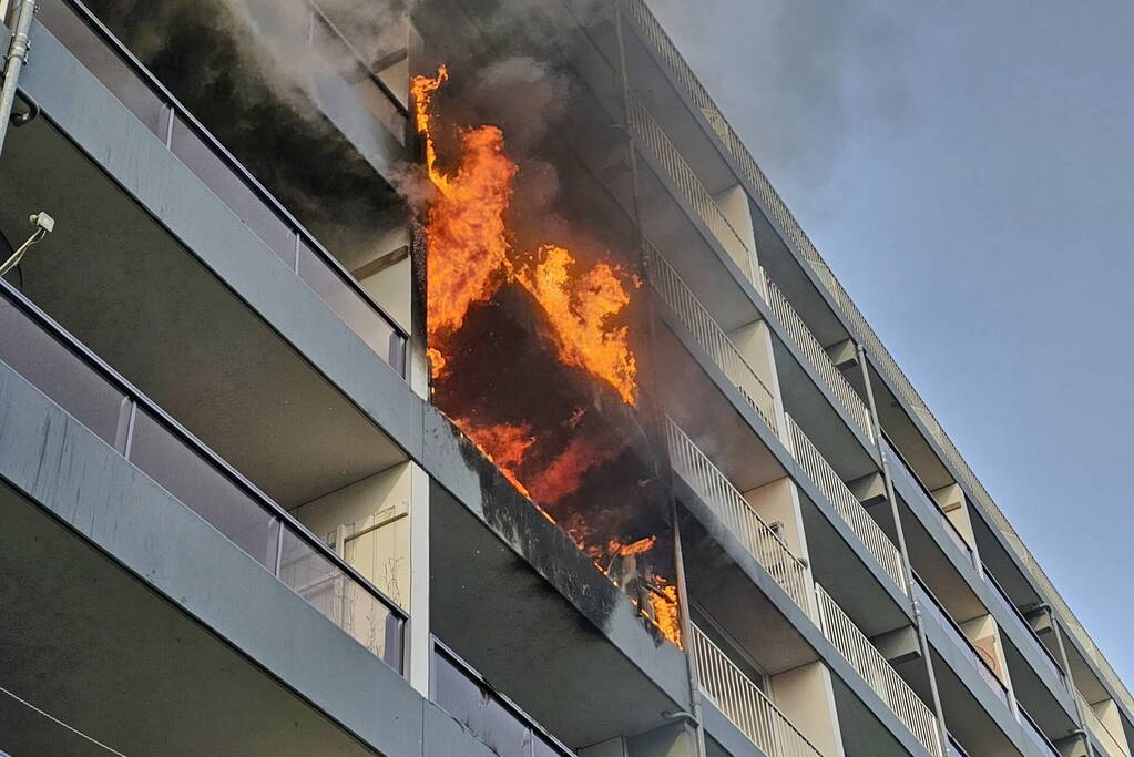 Zeer grote brand in flatwoning