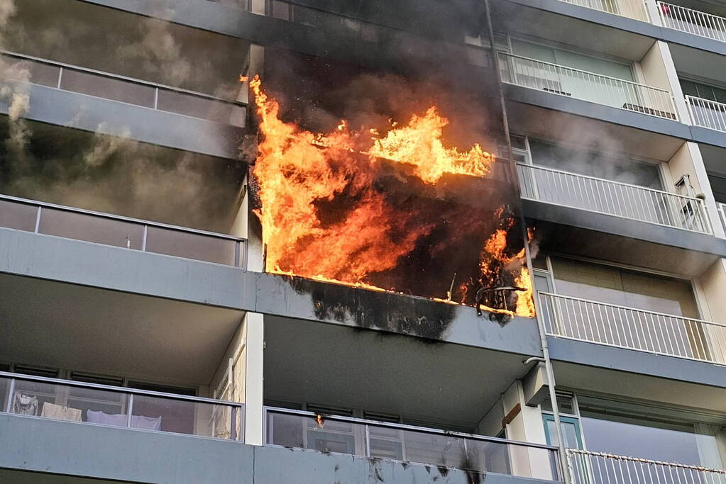 Zeer grote brand in flatwoning