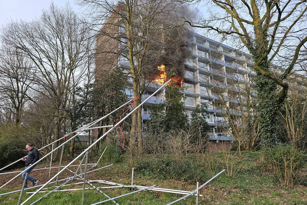 Zeer grote brand in flatwoning