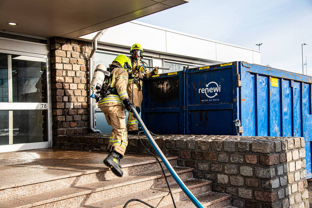 Brand in grote bouwcontainer