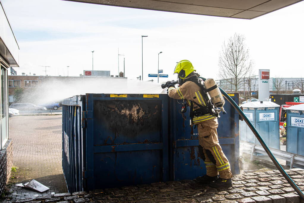 Brand in grote bouwcontainer