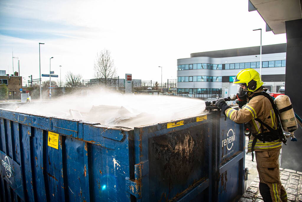 Brand in grote bouwcontainer
