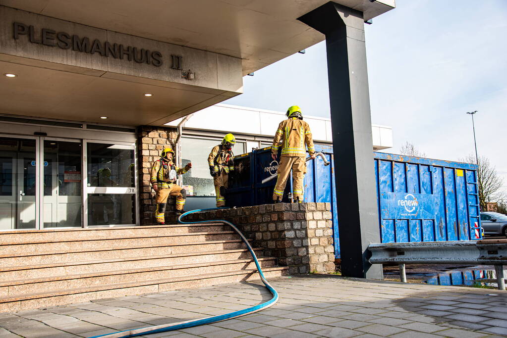 Brand in grote bouwcontainer
