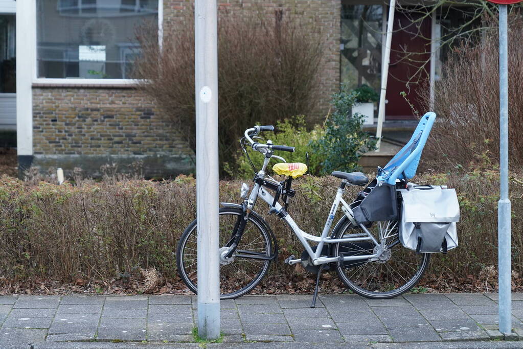 Kind met voet vast tussen spaken van fiets