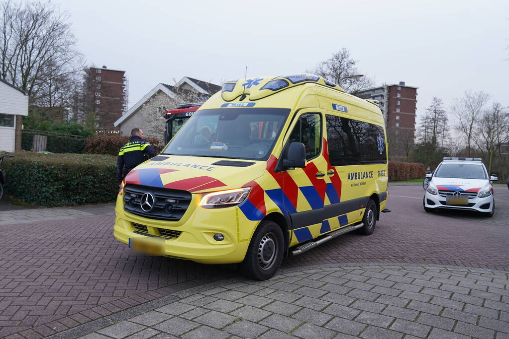 Kind met voet vast tussen spaken van fiets