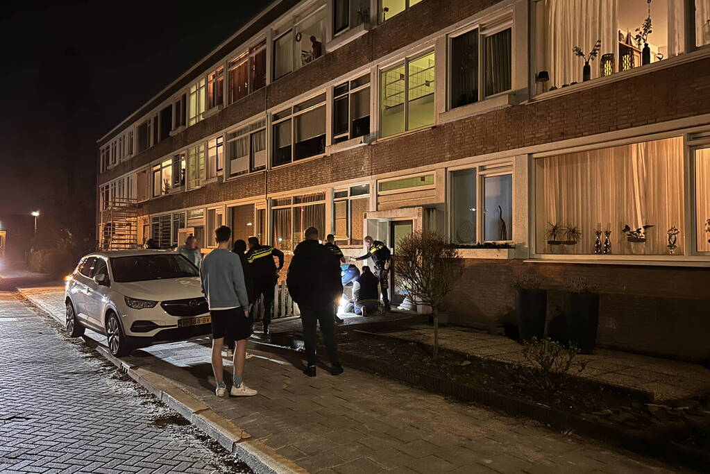 Persoon gewond na steekincident voor portiekwoning
