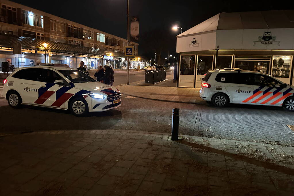 Persoon gewond na steekincident voor portiekwoning