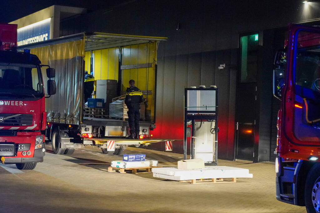 Man bekneld achterin trailer vrachtwagen