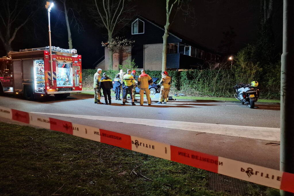 Twee gewonden bij frontale botsing tegen boom