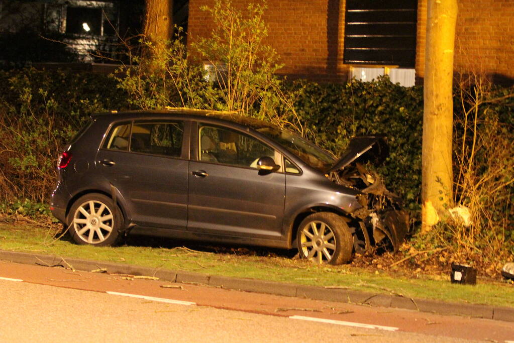 Twee gewonden bij frontale botsing tegen boom