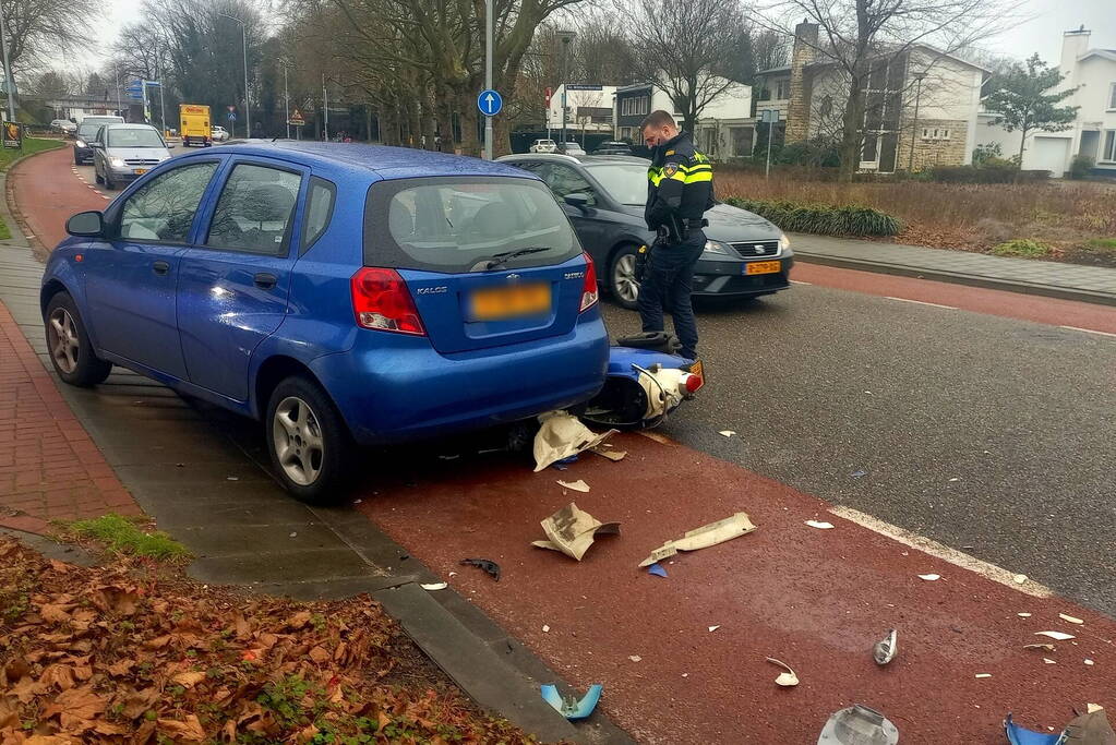 Scooter belandt onder personenwagen bij aanrijding