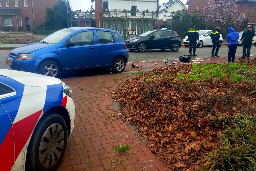 Scooter belandt onder personenwagen bij aanrijding