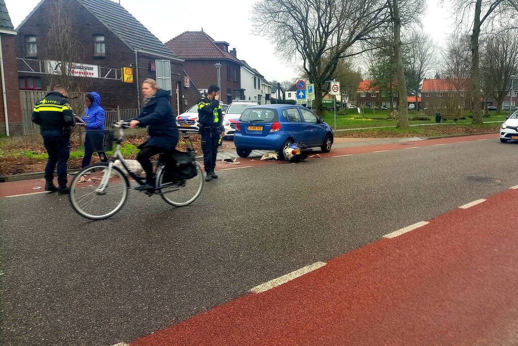 Scooter belandt onder personenwagen bij aanrijding