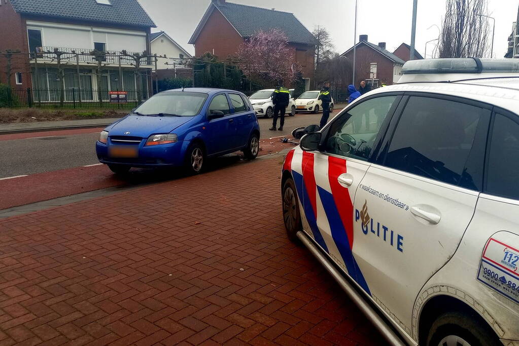 Scooter belandt onder personenwagen bij aanrijding