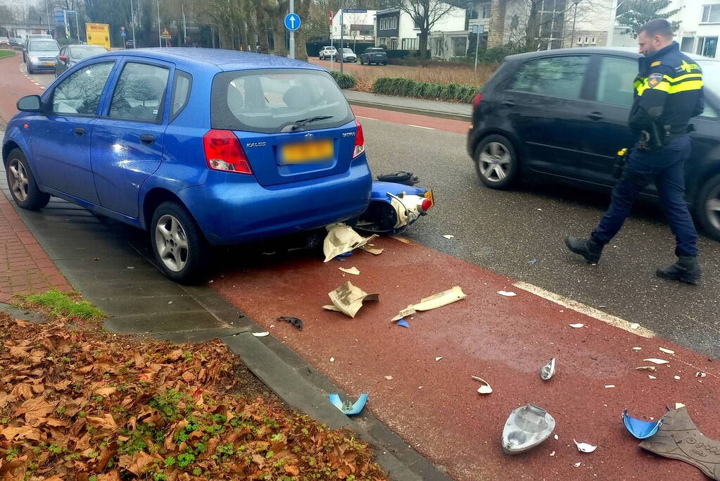 Scooter belandt onder personenwagen bij aanrijding