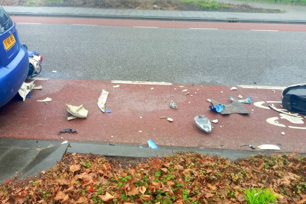 Scooter belandt onder personenwagen bij aanrijding
