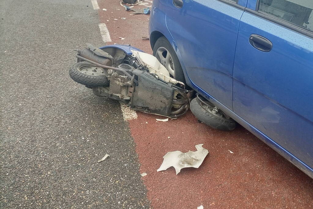 Scooter belandt onder personenwagen bij aanrijding