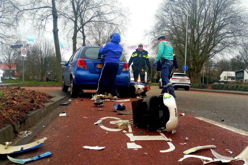 Scooter belandt onder personenwagen bij aanrijding