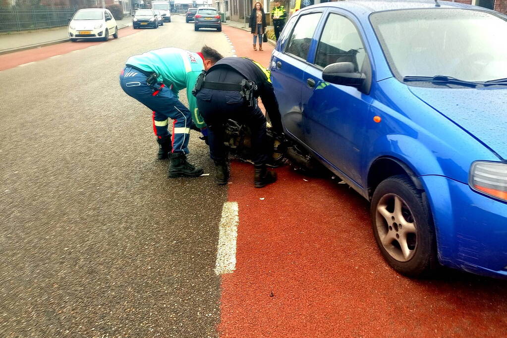 Scooter belandt onder personenwagen bij aanrijding