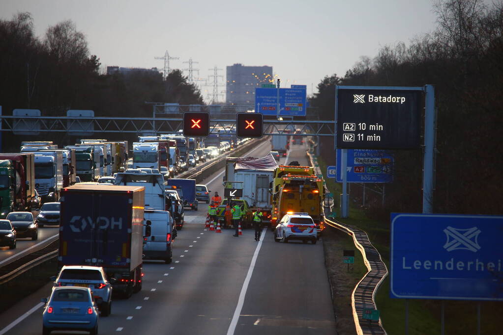Vrachtwagen verliest slachtafval na ongeval, snelweg afgesloten