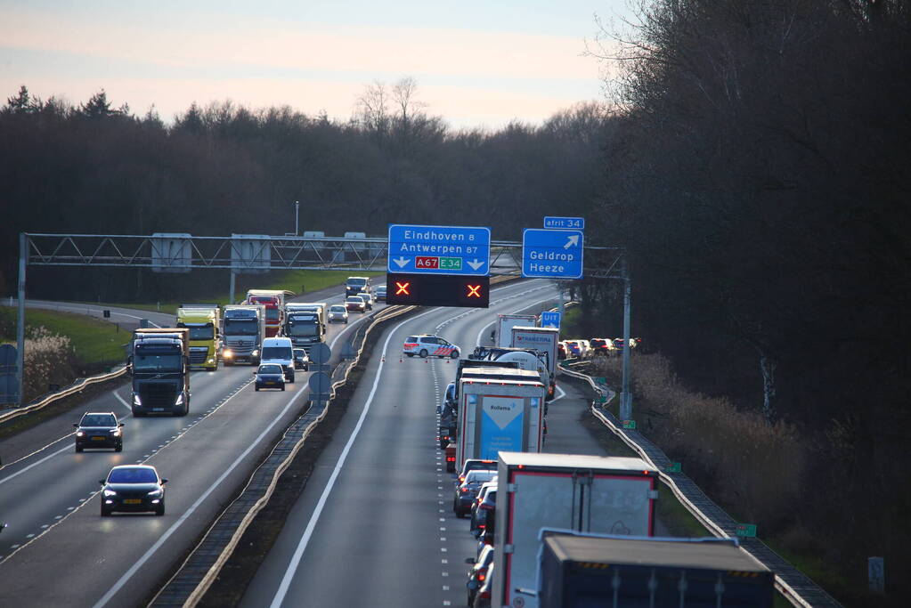 Vrachtwagen verliest slachtafval na ongeval, snelweg afgesloten