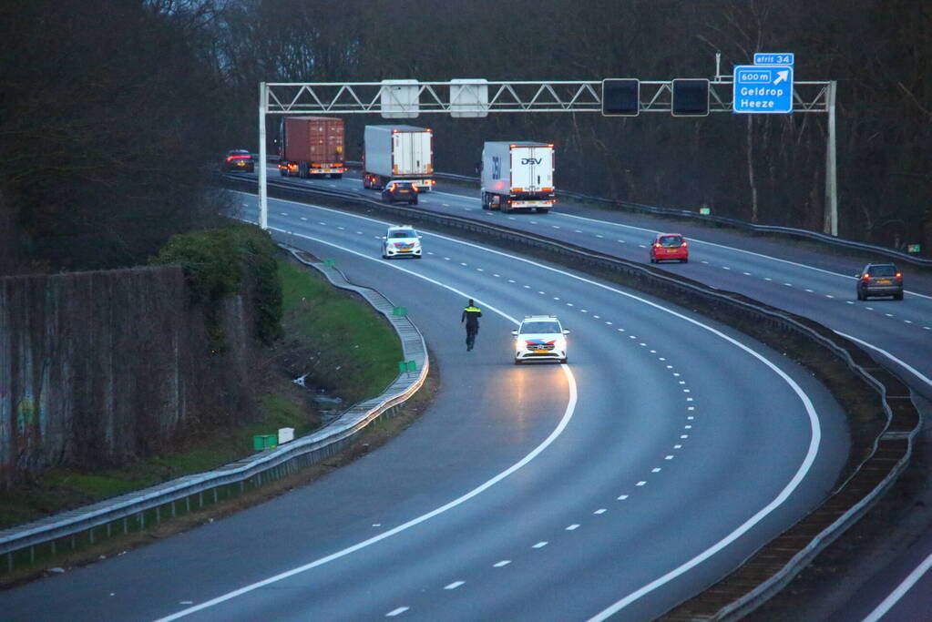 Vrachtwagen verliest slachtafval na ongeval, snelweg afgesloten