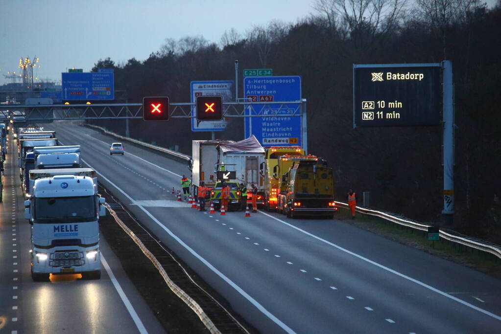 Vrachtwagen verliest slachtafval na ongeval, snelweg afgesloten