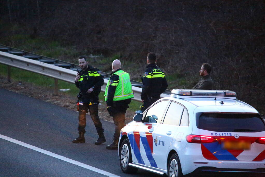 Vrachtwagen verliest slachtafval na ongeval, snelweg afgesloten