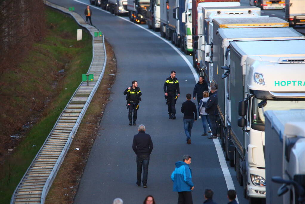 Vrachtwagen verliest slachtafval na ongeval, snelweg afgesloten