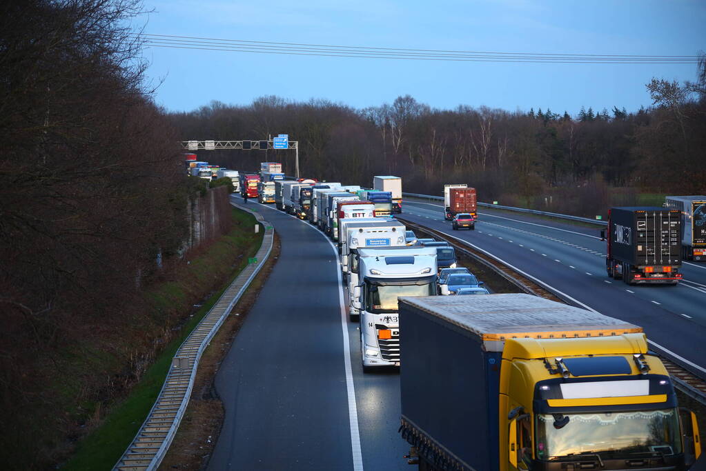 Vrachtwagen verliest slachtafval na ongeval, snelweg afgesloten