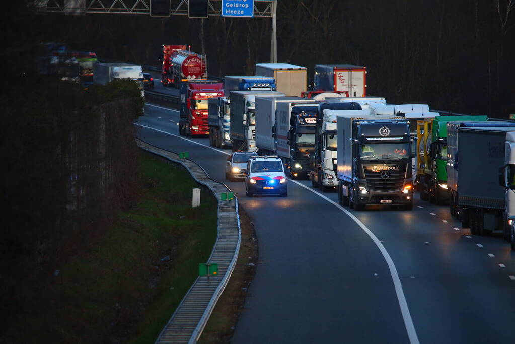 Vrachtwagen verliest slachtafval na ongeval, snelweg afgesloten