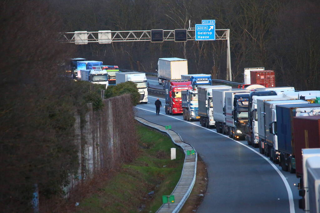 Vrachtwagen verliest slachtafval na ongeval, snelweg afgesloten