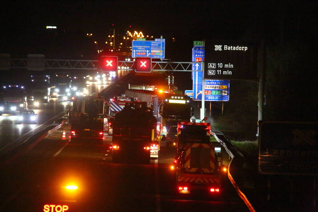 Vrachtwagen verliest slachtafval na ongeval, snelweg afgesloten