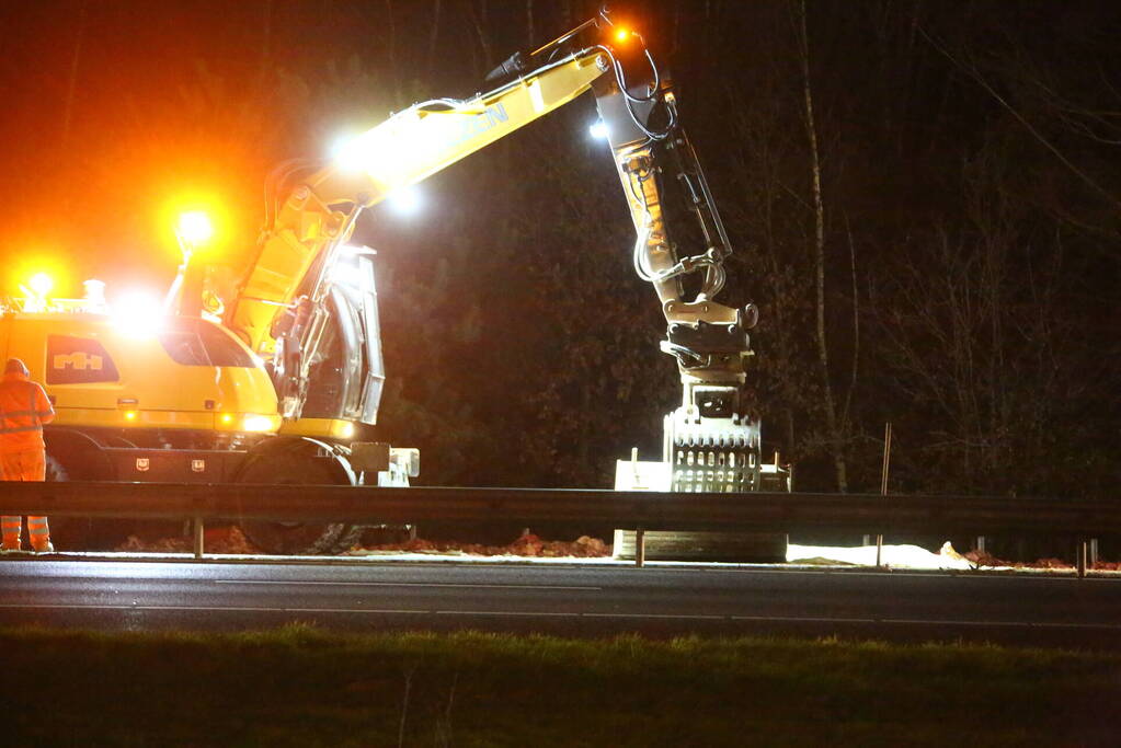 Vrachtwagen verliest slachtafval na ongeval, snelweg afgesloten