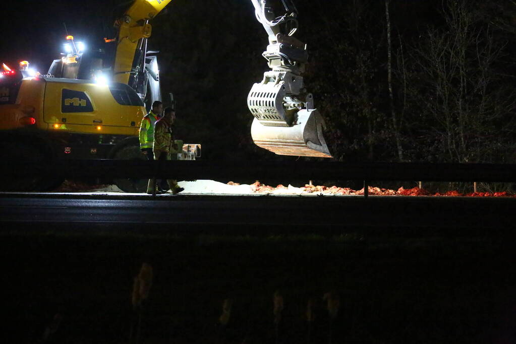 Vrachtwagen verliest slachtafval na ongeval, snelweg afgesloten