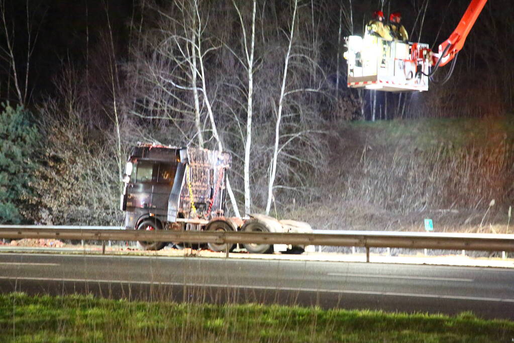 Vrachtwagen verliest slachtafval na ongeval, snelweg afgesloten