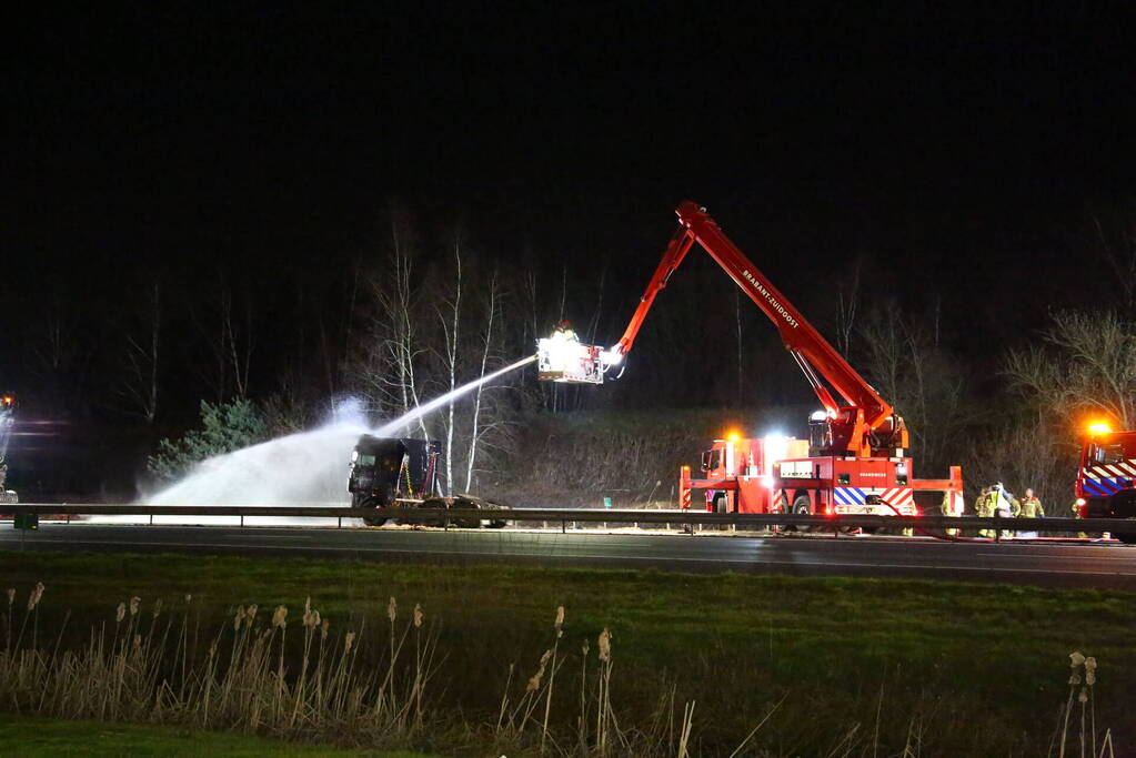 Vrachtwagen verliest slachtafval na ongeval, snelweg afgesloten