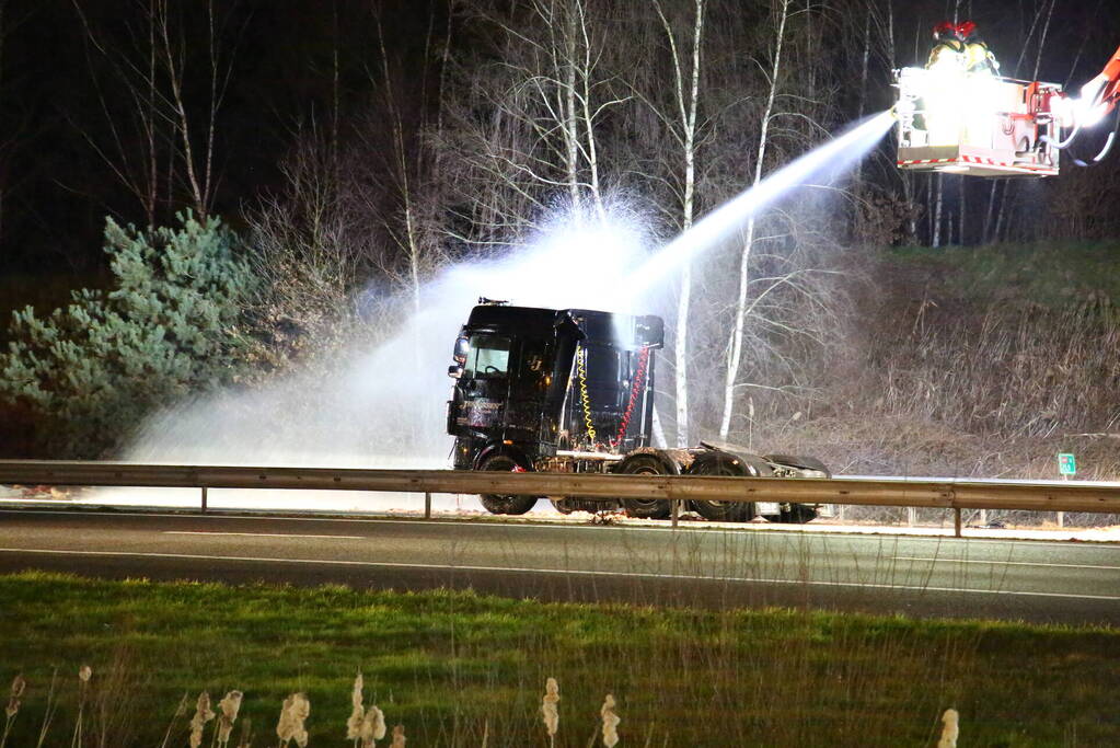 Vrachtwagen verliest slachtafval na ongeval, snelweg afgesloten