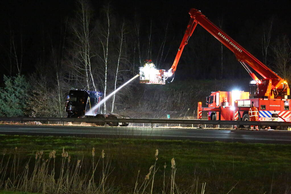 Vrachtwagen verliest slachtafval na ongeval, snelweg afgesloten