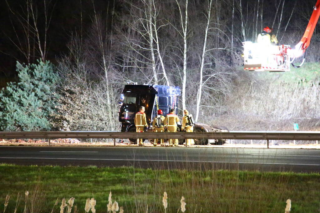 Vrachtwagen verliest slachtafval na ongeval, snelweg afgesloten