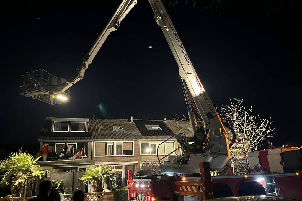 Brand op dak van woning