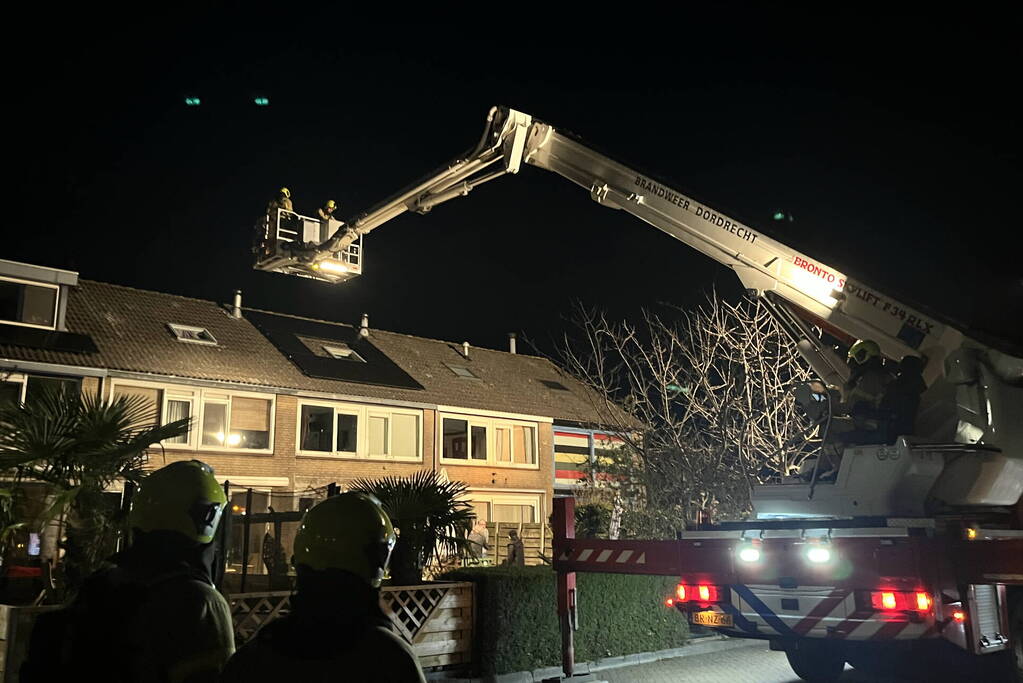 Brand op dak van woning